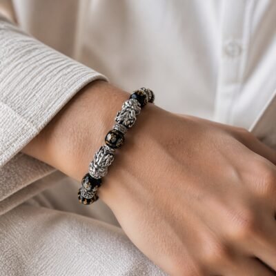 six-syllable-mantra-obsidian-pixiu-bracelet-02-wearing Mantra Guardian Obsidian Pixiu Bracelet